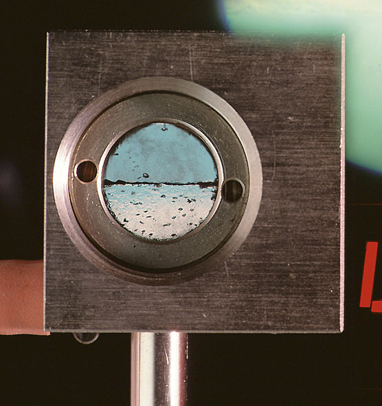 Pressure chamber for demonstrating the critical temperature