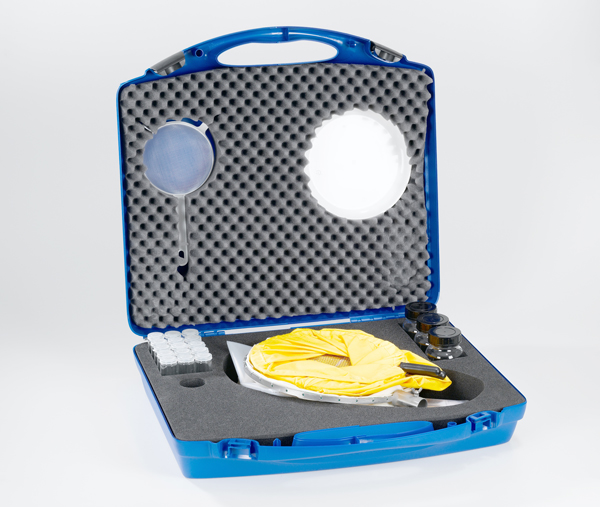 Sampling case for ground and bush organisms