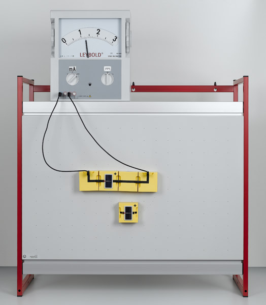 Connecting solar cells in series - Assembly using connector blocks