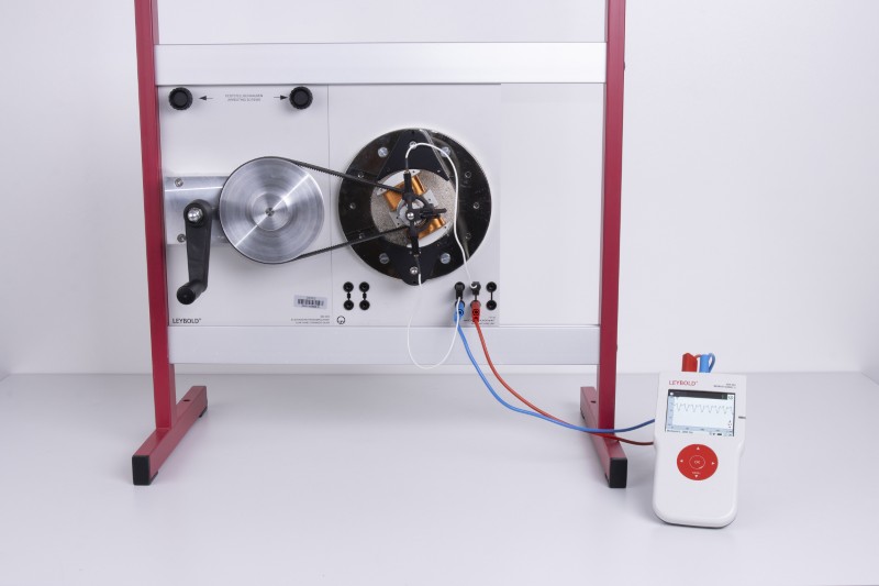 Generating DC voltage using a stationary-field generator