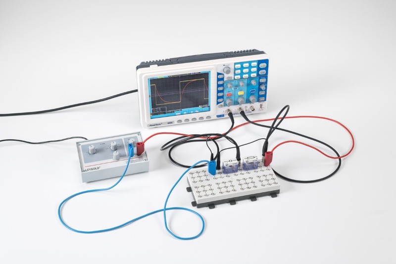 Charging and discharging a capacitor when switching DC on and off - Oscilloscope measurement