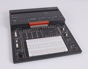 COM4LAB: Circuit Design with Protoboard III