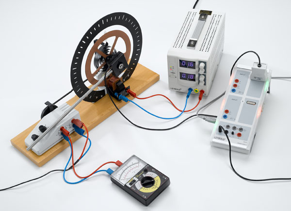 Forced harmonic and chaotic rotational oscillations - Recording with CASSY