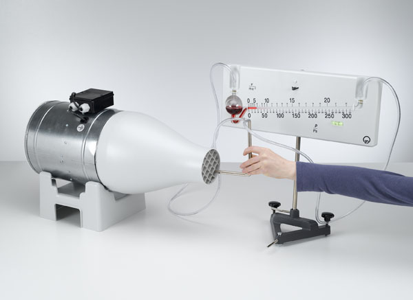 Determining the wind speed with a Prandtl pressure probe - Measuring the pressure with the precision manometer