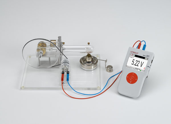 Operating the hot-air engine P as a thermal engine, heat pump and a refrigerator