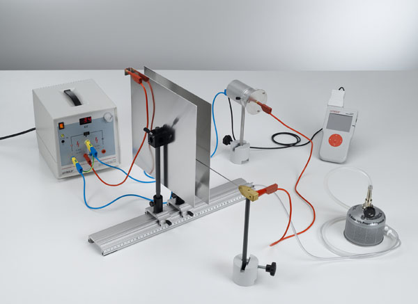 Measuring the potential inside a plate capacitor