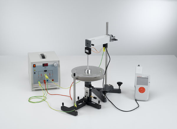 Kirchhoff’s voltage balance: Measuring the force between two charged plates of a plate capacitor - Measuring with the force sensor