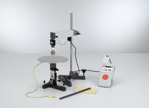 Measuring the force between a charged sphere and a metal plate - Measuring with the force sensor