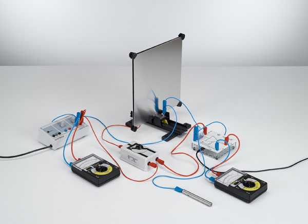 Determining the capacitance of a plate capacitor - Measuring the charge with the electrometer amplifier