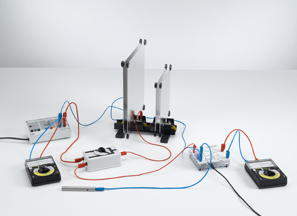 Parallel and series connection of capacitors - Measuring the charge with the electrometer amplifier