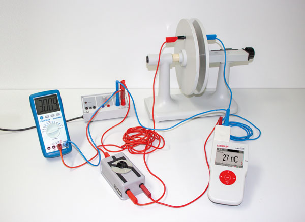 Determining the capacitance of a plate capacitor - Measuring the charge with nC sensor S and CASSY