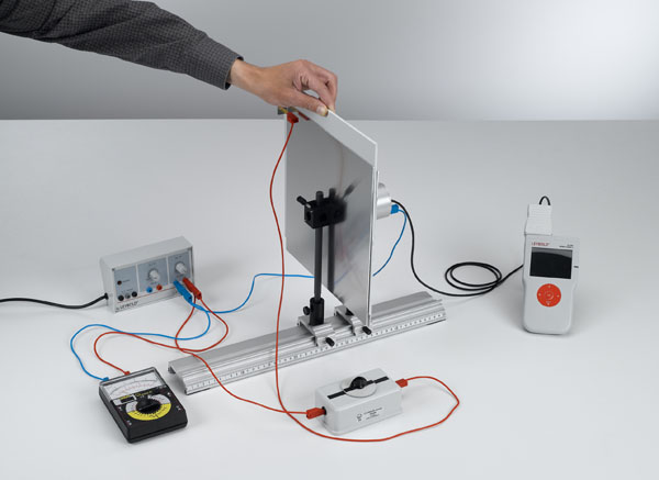 Measuring the electric field strength inside a plate capacitor as a function of the dielectrics