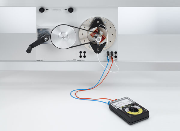 Generating DC voltage using a stationary-field generator 