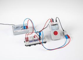 Charging and discharging a capacitor when switching DC on and off - Measuring with Mobile-CASSY