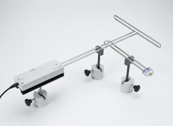 Investigating the current and voltage on a Lecher line with a loop dipole