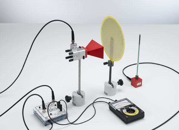 Directional characteristic and polarization of microwaves in front of a horn antenna