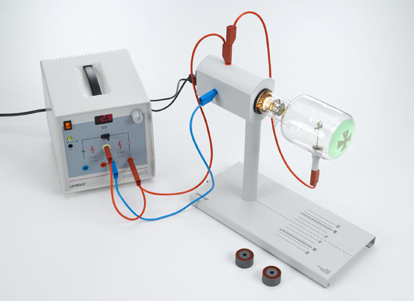 Demonstrating the linear propagation of electrons in a field-free space