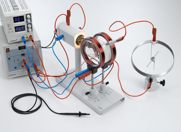 Hot-cathode emission in a vacuum: determining the polarity and estimating the specific charge of the emitted charge carriers