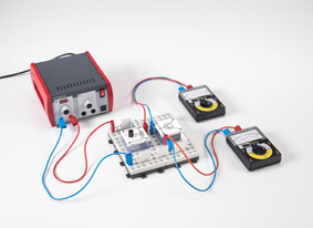 Recording the characteristics of a transistor 