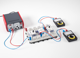 Recording the characteristics of a field-effect transistor 