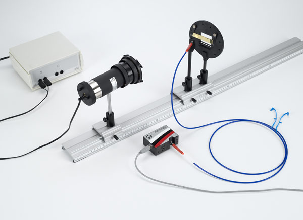 Reflection spectra of different materials - Recording and evaluating with a spectrophotometer