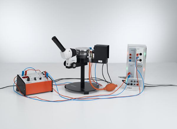 Determining the electric unit charge after Millikan and verifying the charge quantification - Measuring the suspension voltage and the falling speed with CASSY