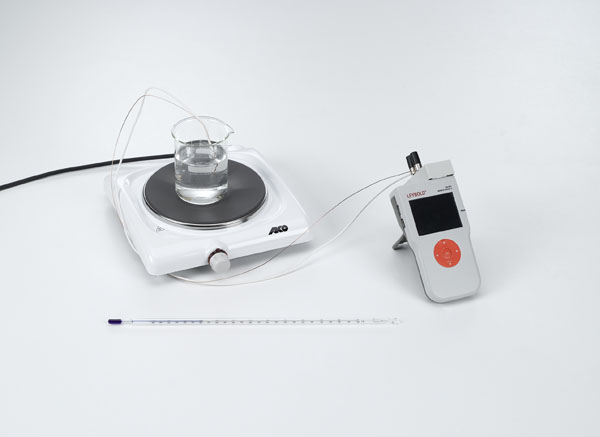 Seebeck effect: Determining the thermoelectric voltage as a function of the temperature differential