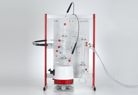 Fractionated petroleum distillation with a bubble tray column