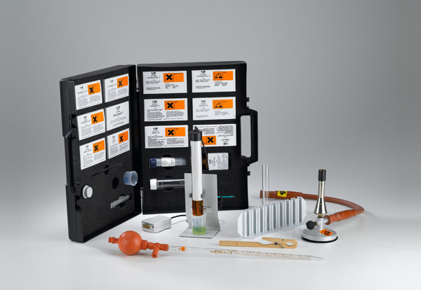 Determination of water contents with indicator reagents and immersion photometer