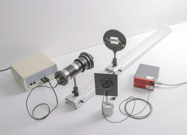 Reflection spectra of different materials - Recording and evaluating with a spectrophotometer